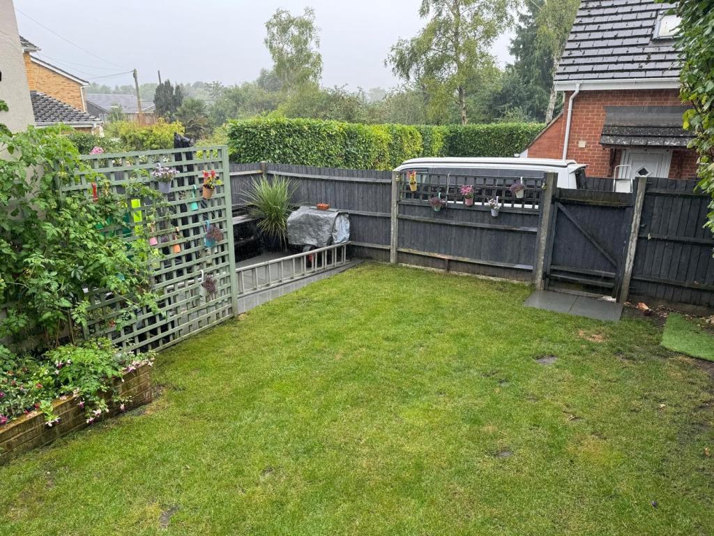 Lot: 55 - THREE-BEDROOM END-TERRACE HOUSE - back garden with lawn and patio